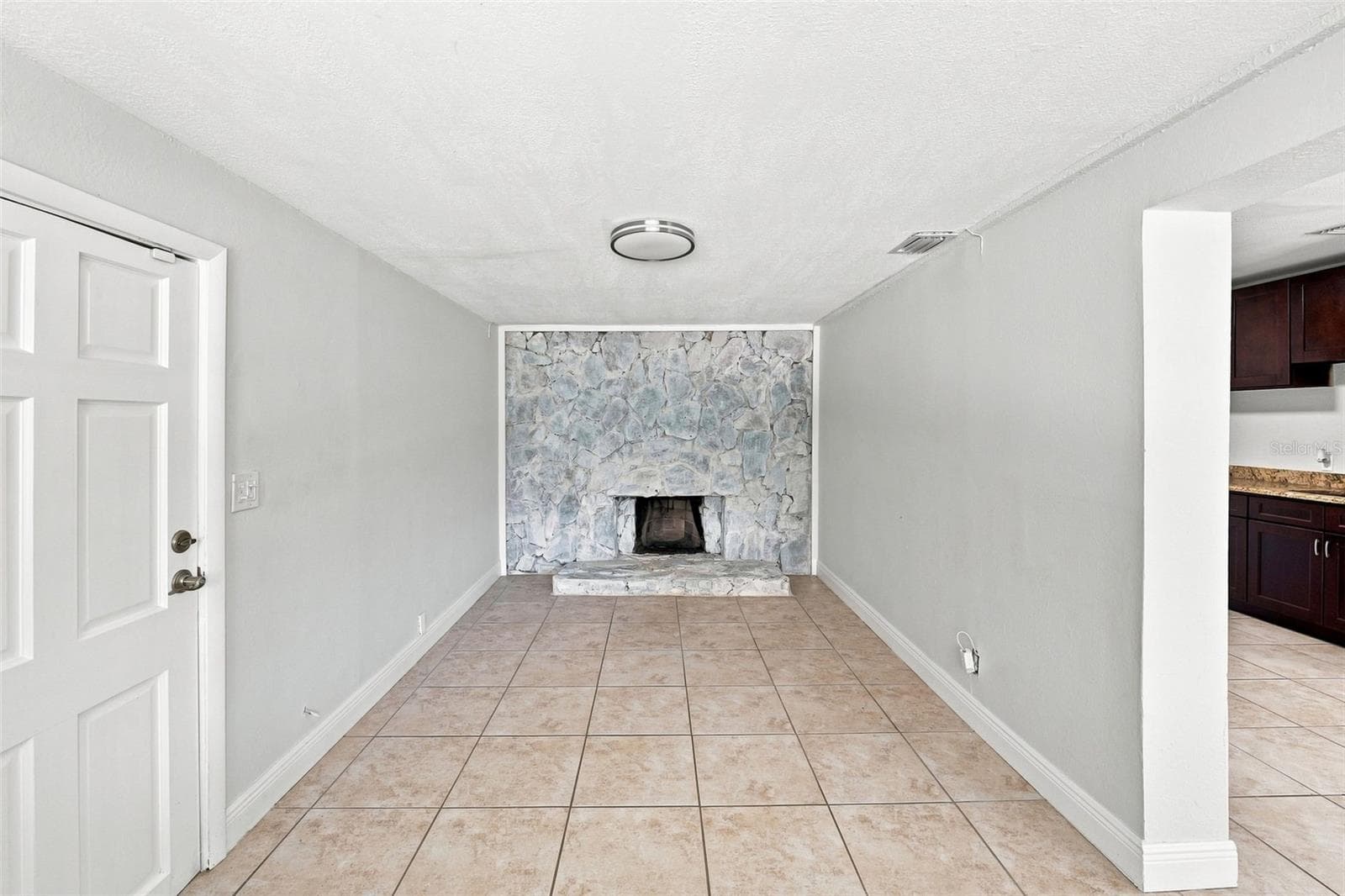 Comfortable Gathering Space - 8326 ENDIVE AVE, TAMPA