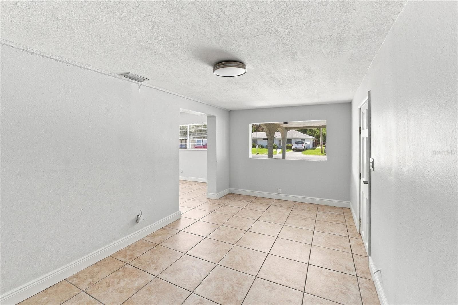 Comfortable Gathering Space - 8326 ENDIVE AVE, TAMPA