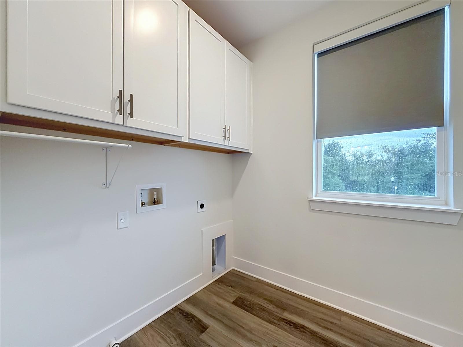 Second floor laundry room with custom cabinets and shade - 1430 BROOKDALE CT, OVIEDO