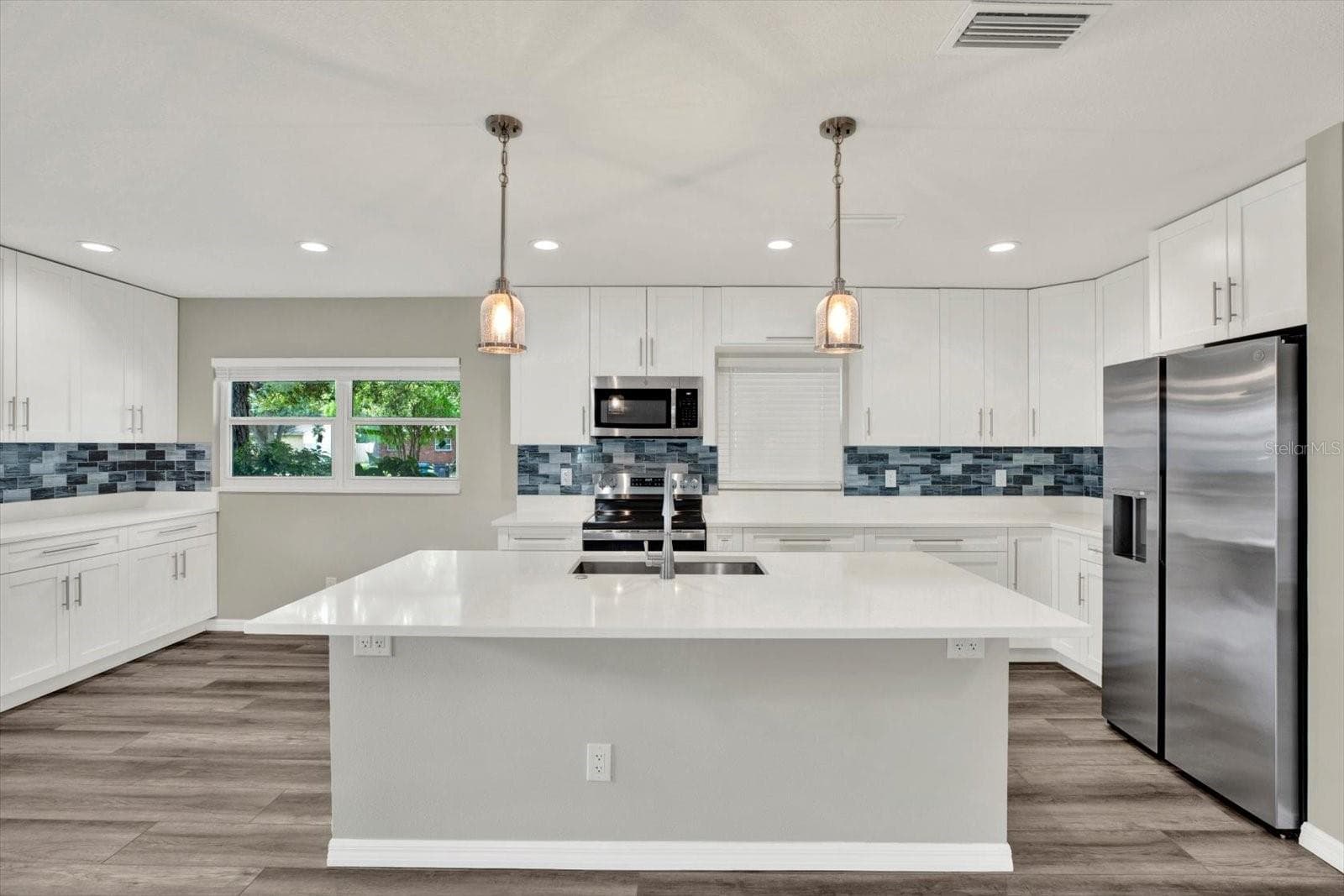 Single Family Residence at 7505 W HENRY AVE, TAMPA, photo 3 of 32