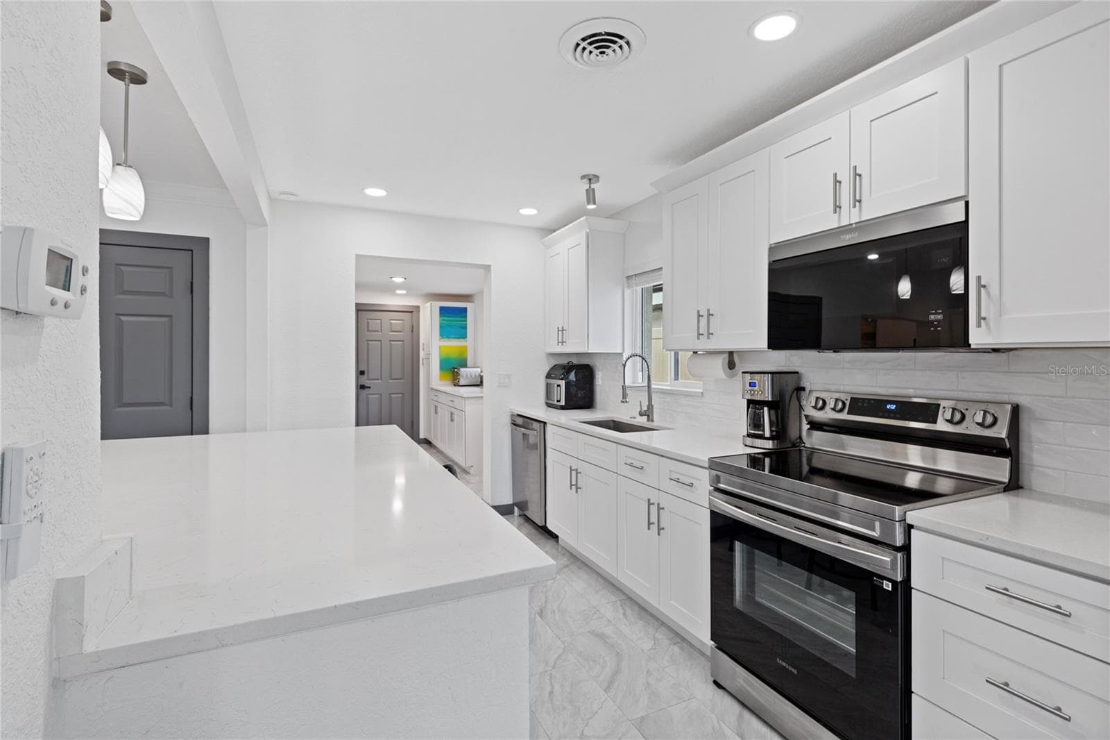 Single Family Residence at 166 BAYSIDE DR, CLEARWATER BEACH, photo 9 of 44