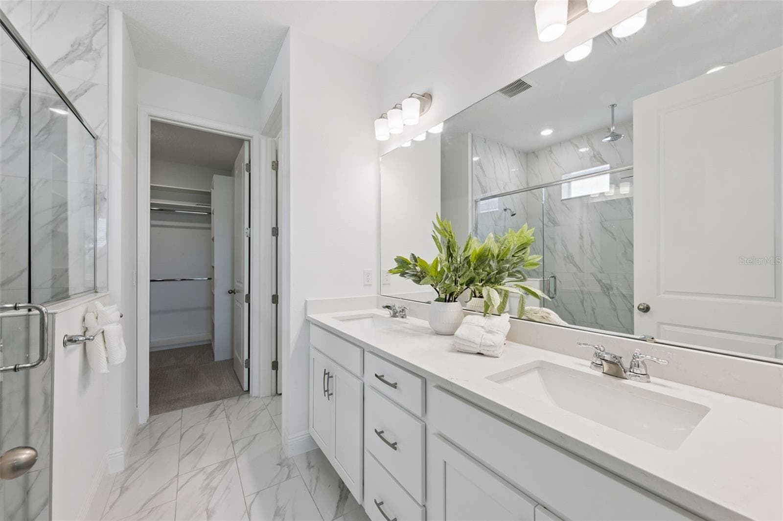 En-suite primary bathroom - 1952 SUNSHINE PEAK DR, MINNEOLA