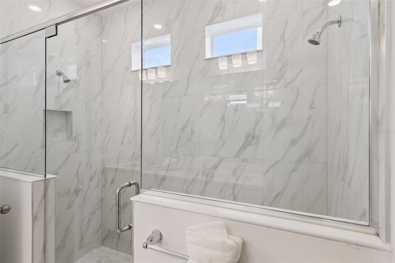 Walk-in shower with three shower heads - 1952 SUNSHINE PEAK DR, MINNEOLA