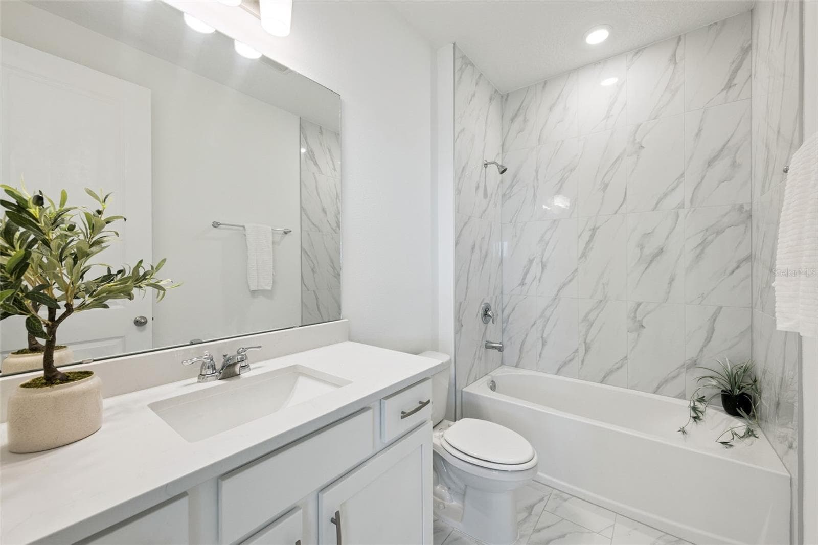 2nd full bathroom upstairs - 1952 SUNSHINE PEAK DR, MINNEOLA