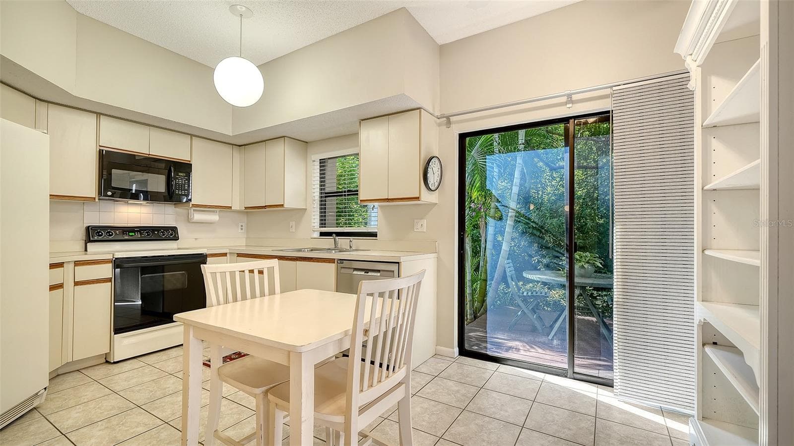 spacious kitchen - 1638 STARLING DR #105, SARASOTA
