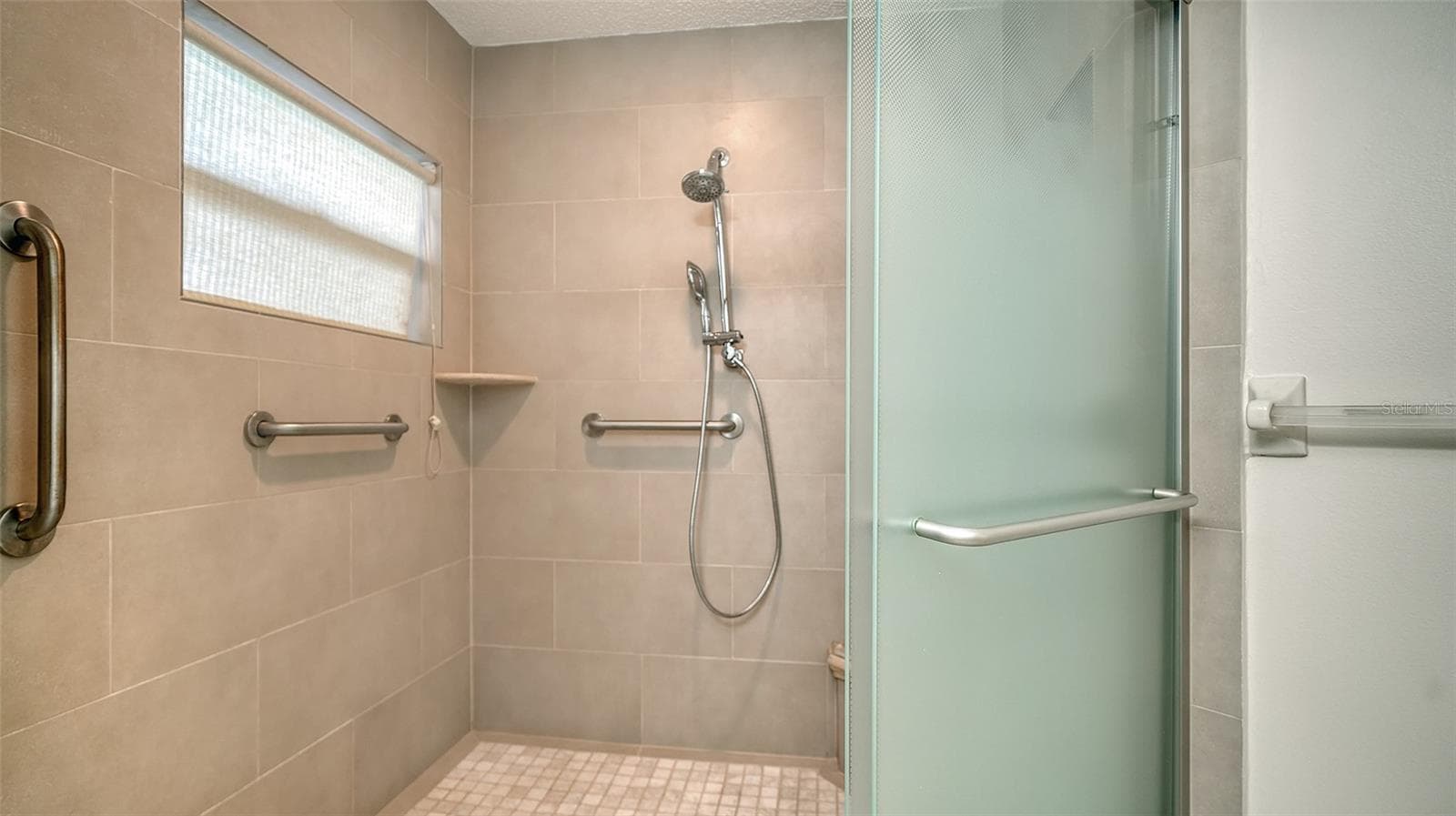huge walk-in shower - 1638 STARLING DR #105, SARASOTA