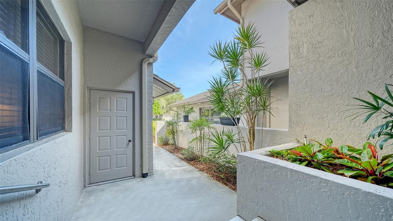 garage door entrance - 1638 STARLING DR #105, SARASOTA
