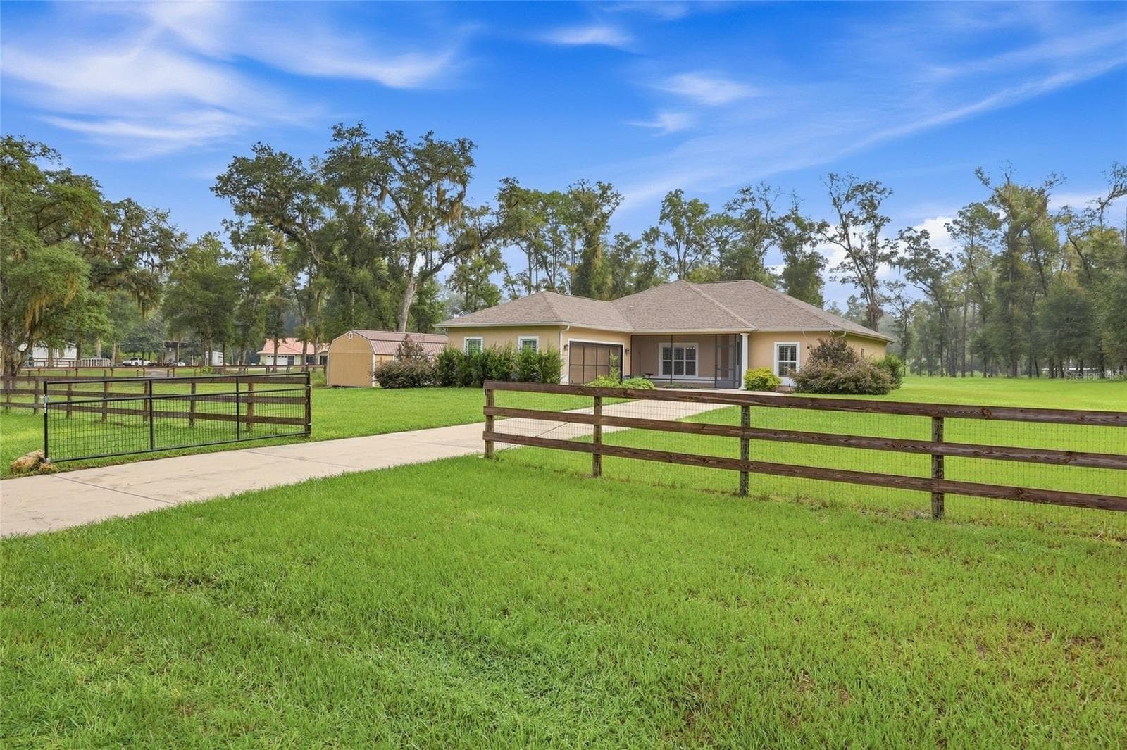 16 LAKESIDE DR