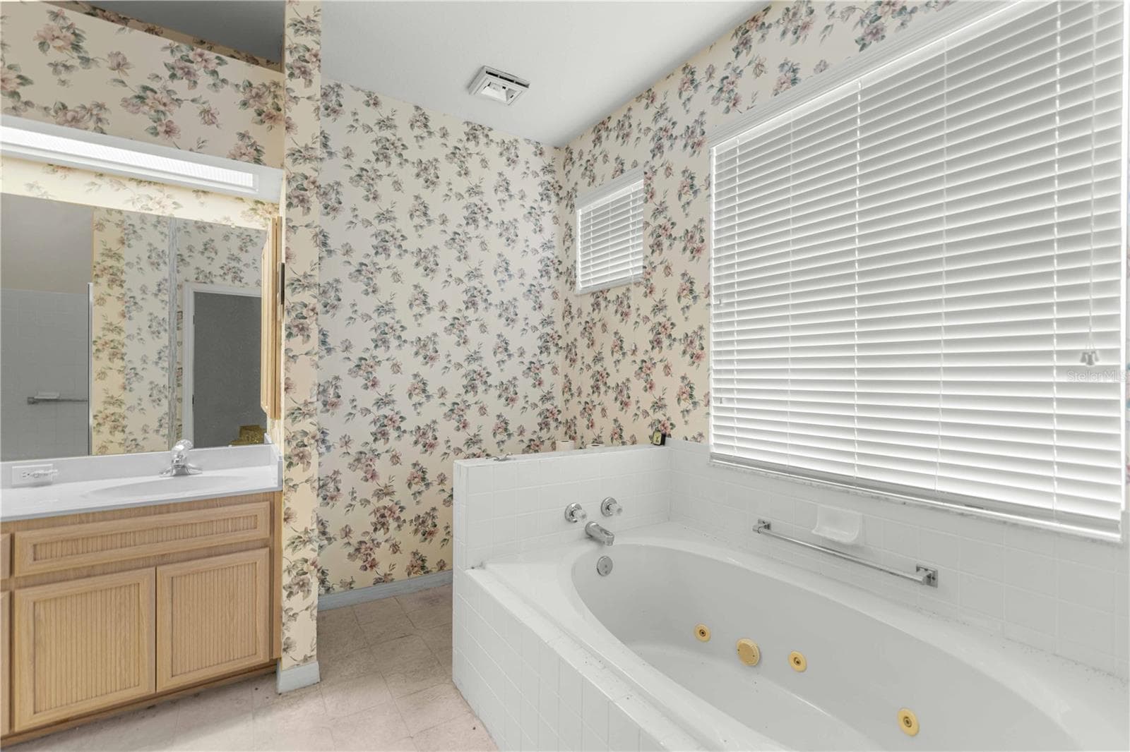 Single Family Residence at 385 W BARCLAY CT, BEVERLY HILLS, photo 12 of 27