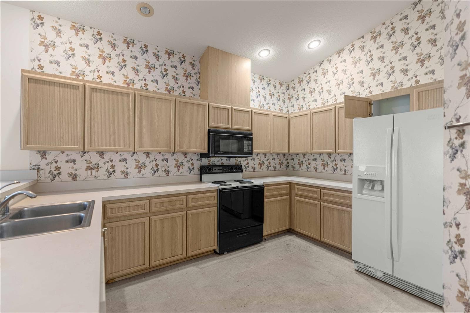 Single Family Residence at 385 W BARCLAY CT, BEVERLY HILLS, photo 17 of 27