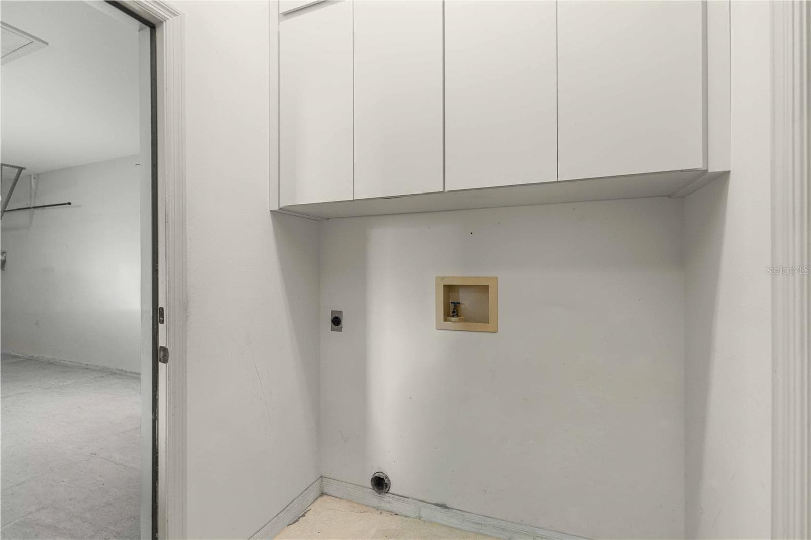 Single Family Residence at 385 W BARCLAY CT, BEVERLY HILLS, photo 18 of 27