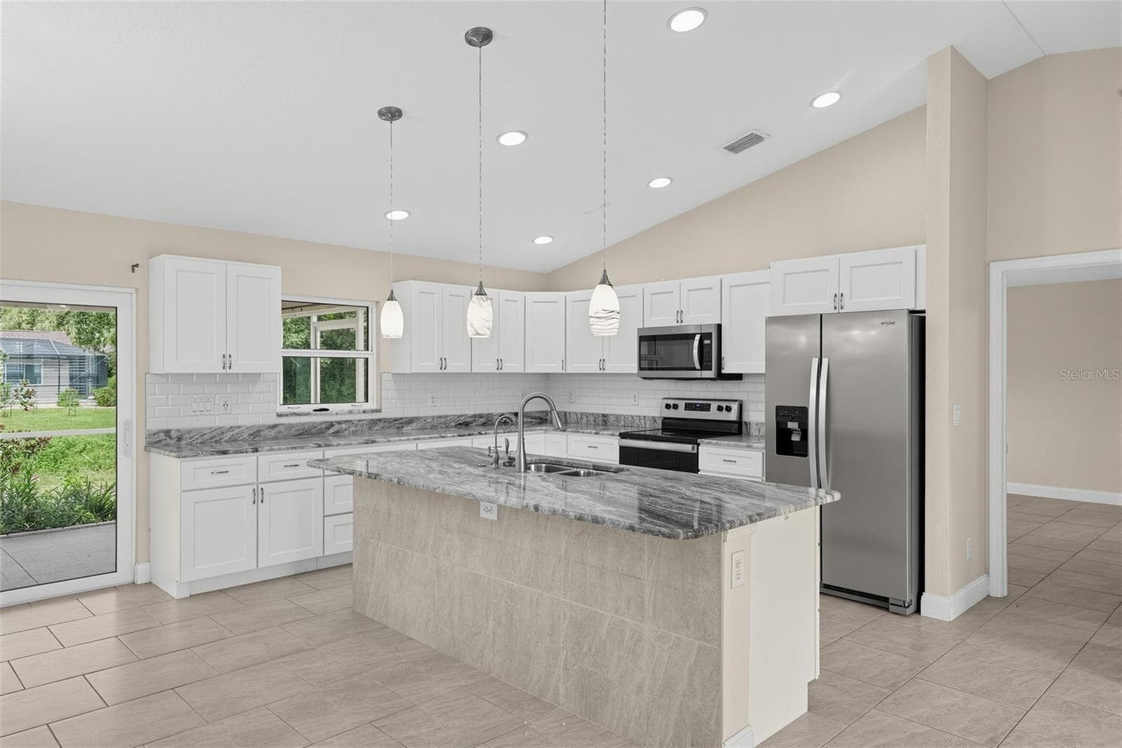 Great space open and bright - 2580 VOGLER LN, NORTH PORT