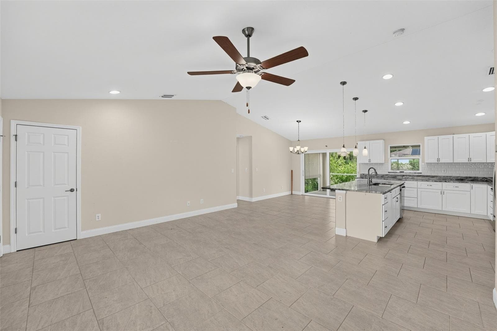 Great Room w/sliders to screened lanai - 2580 VOGLER LN, NORTH PORT