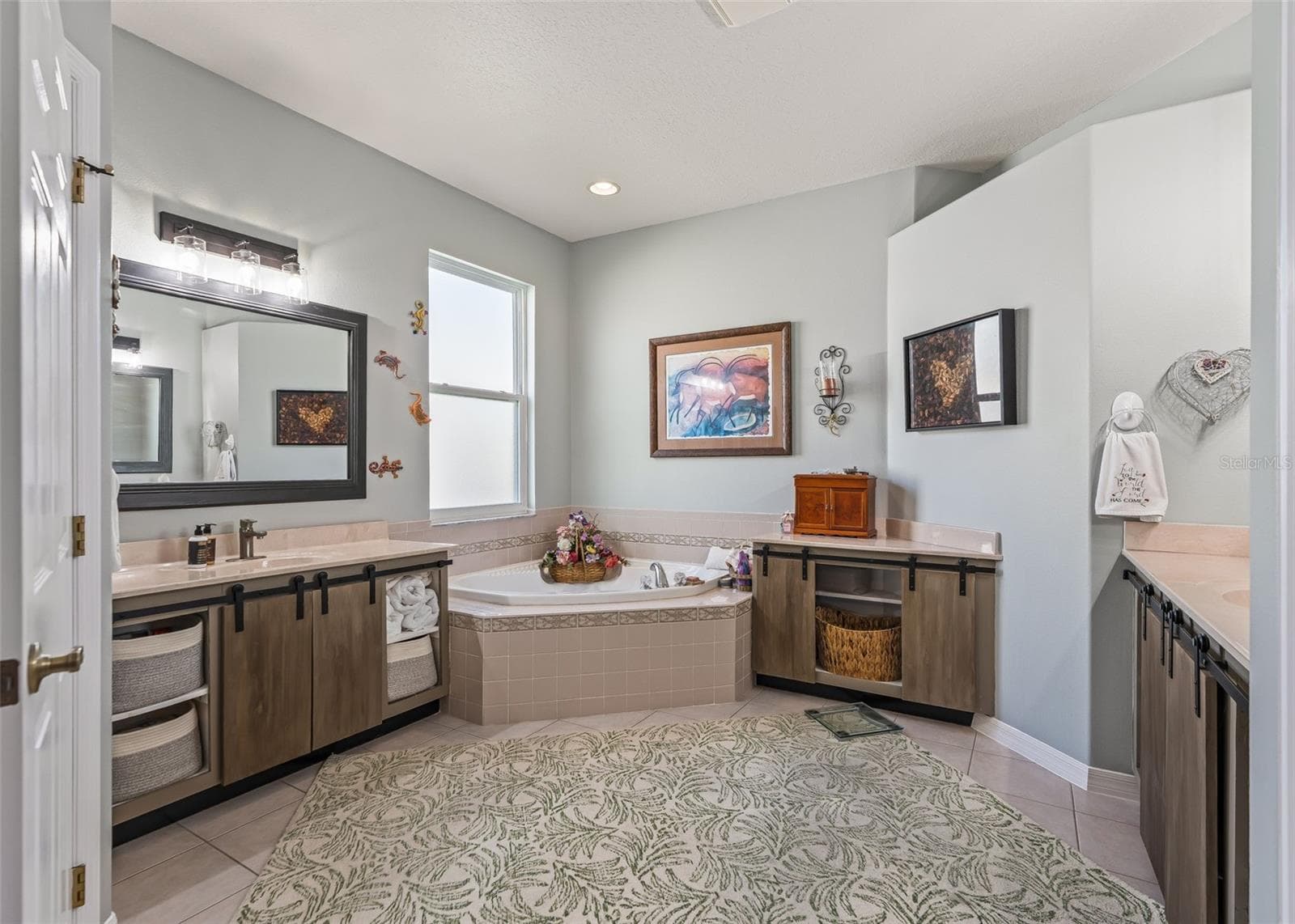 EnSuite Bath with Soaking Tub - 402 GRAND VISTA TRL, LEESBURG
