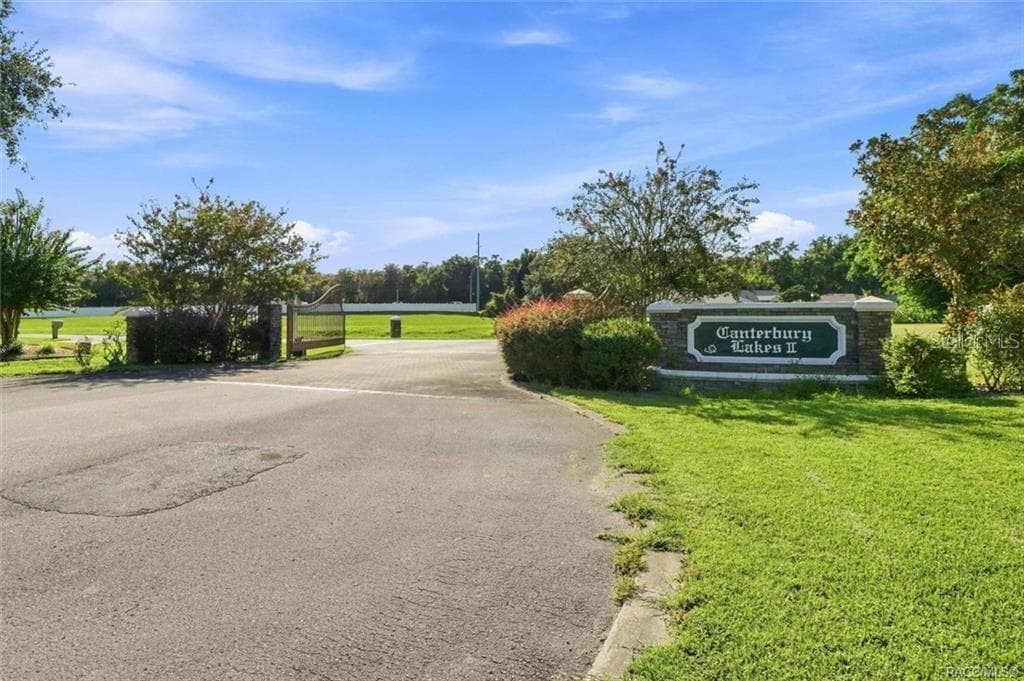 Located in the 2nd Addition of Canterbury Lakes - 2651 E MAIDSTONE CT, HERNANDO