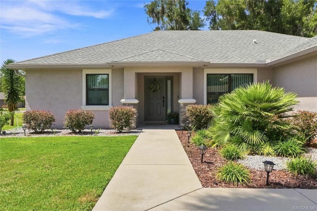 Covered Entry... Columns w/ Stone Accents & Decorative Bands - 2651 E MAIDSTONE CT, HERNANDO