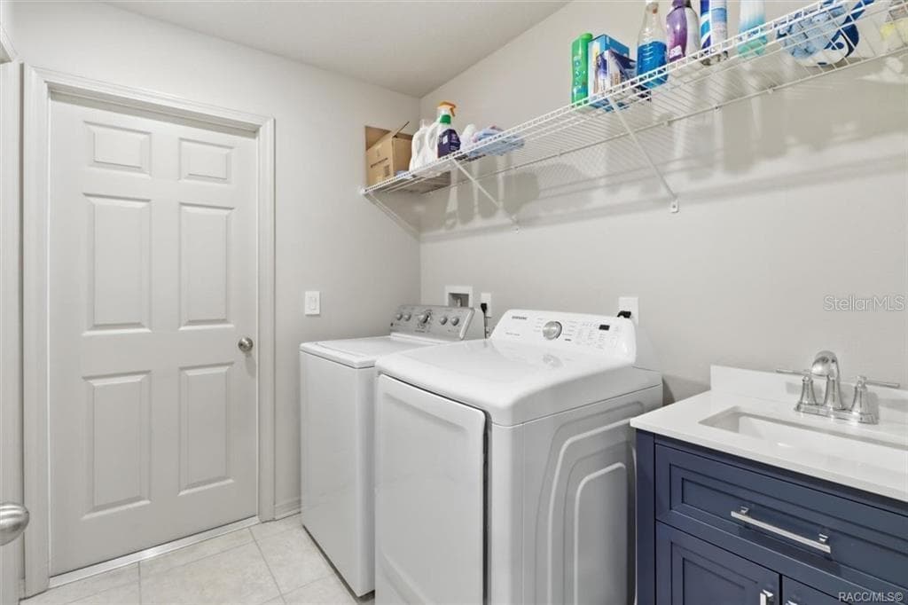 Laundry Room w/ Sink and Door to Access the Garage - 2651 E MAIDSTONE CT, HERNANDO