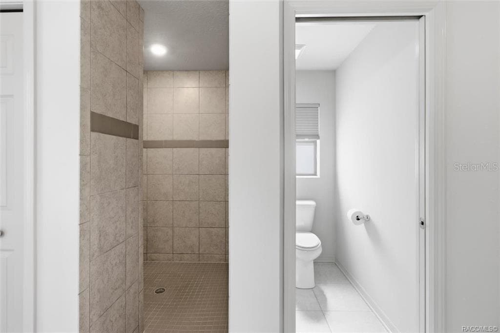 Master Bathroom w/ Private Water Closet & Tiled Walk-in Shower - 2651 E MAIDSTONE CT, HERNANDO