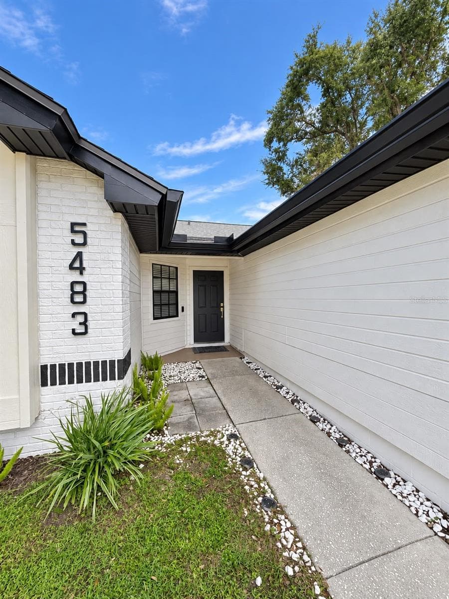 Single Family Residence at 5483 FRIARSWAY DR, TAMPA, photo 2 of 51
