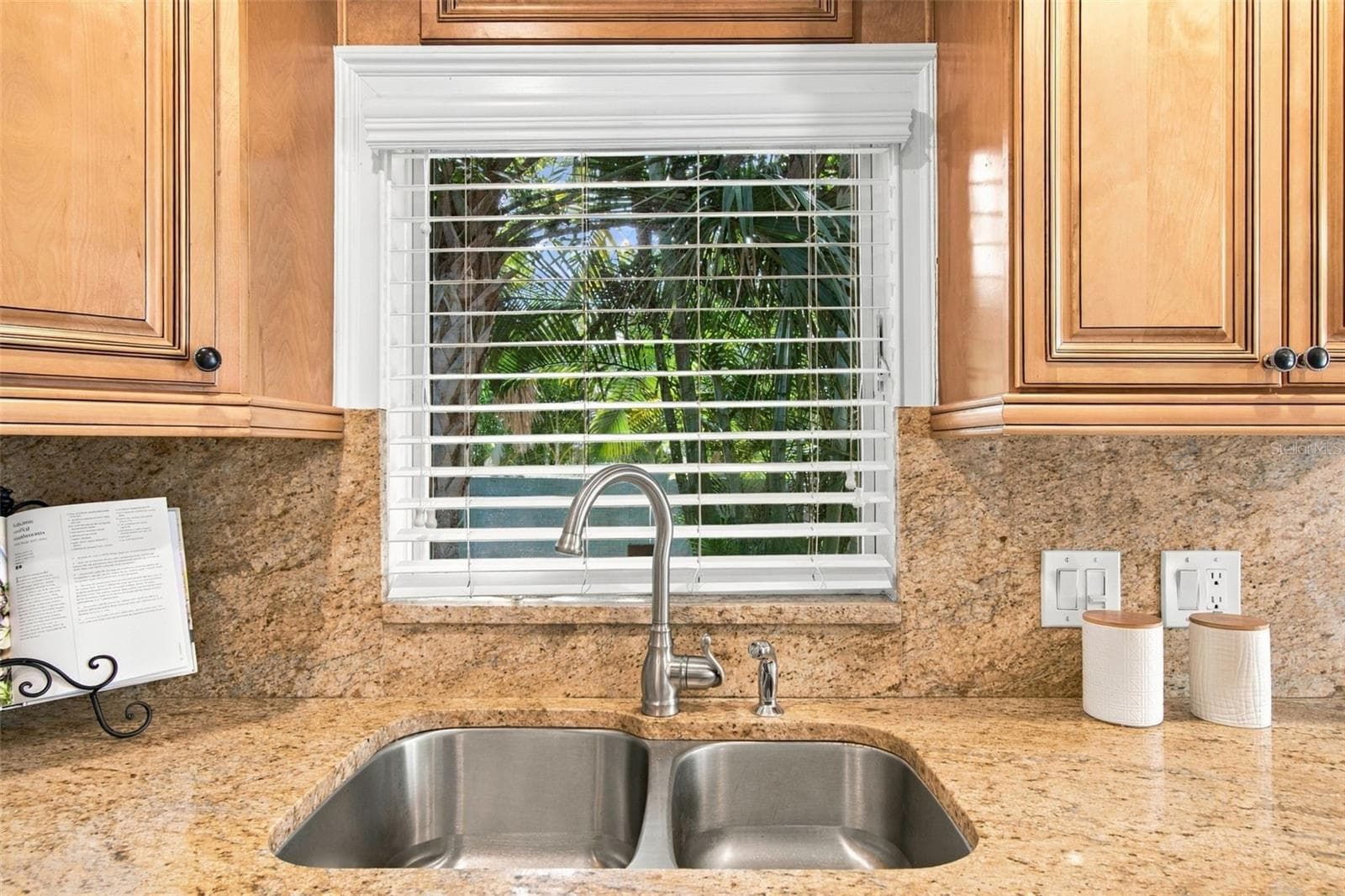 Window Over Kitchen Sink - 100 MONTEREY BLVD NE, ST PETERSBURG