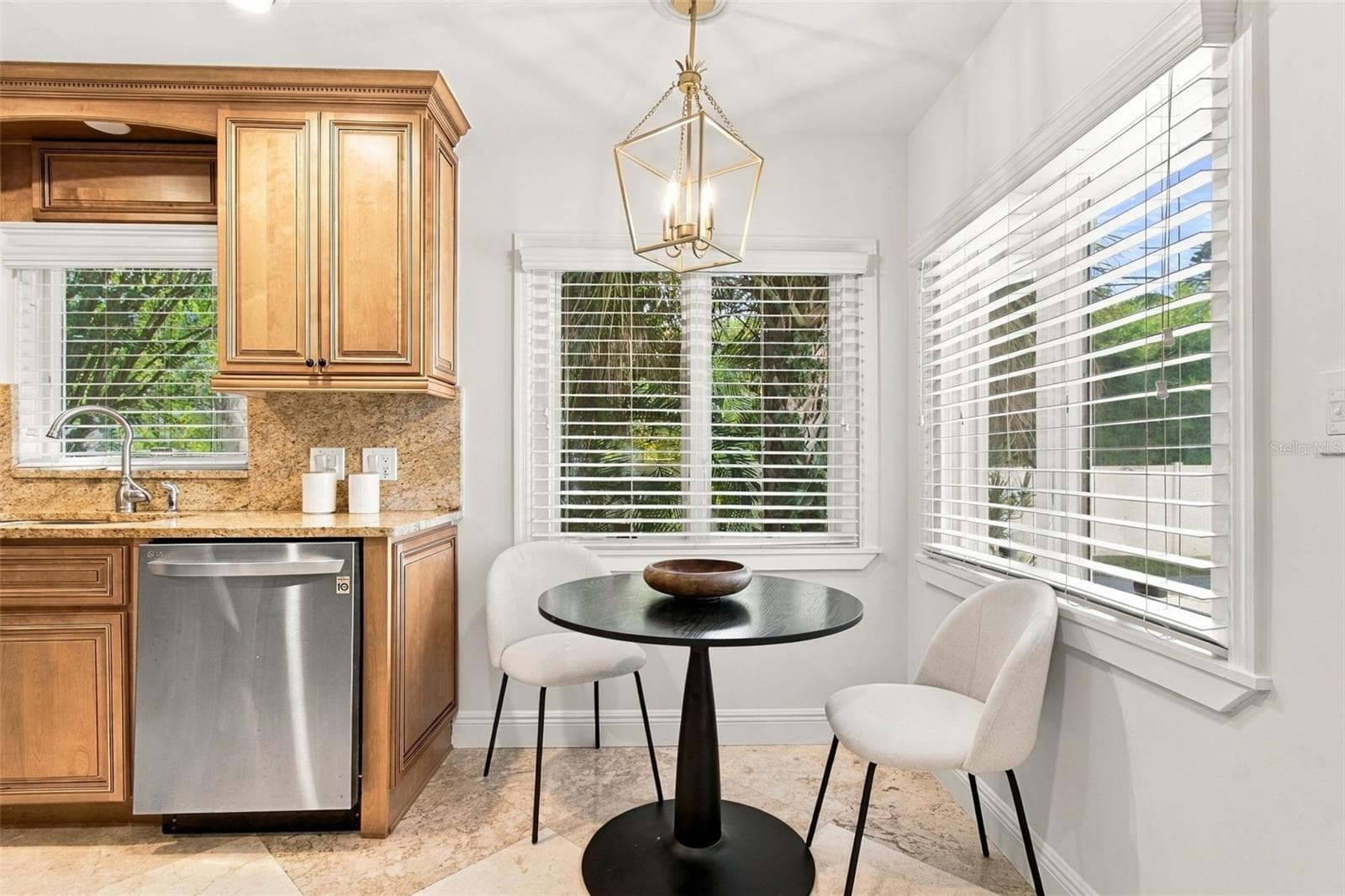 Eating Space in Kitchen - 100 MONTEREY BLVD NE, ST PETERSBURG