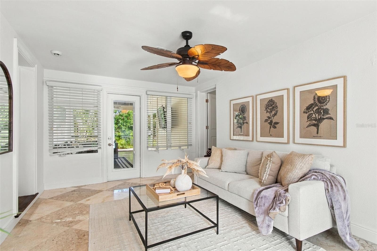 Family Room w/ Access to Lanai and Pool Area - 100 MONTEREY BLVD NE, ST PETERSBURG