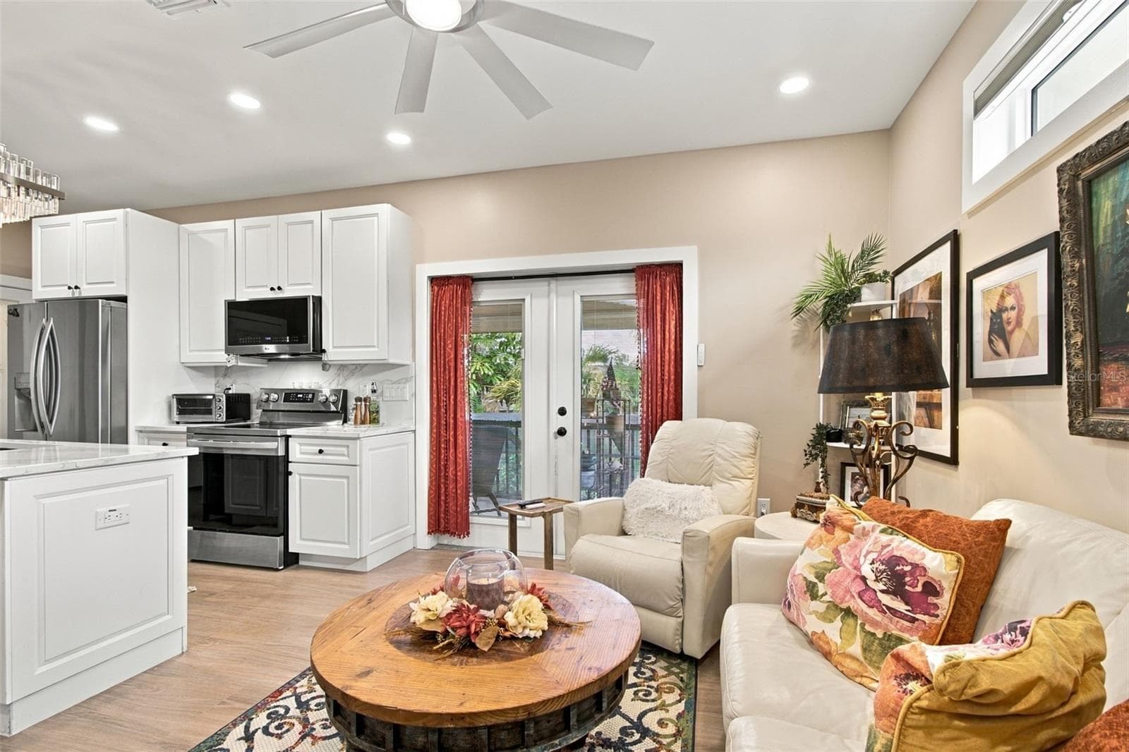 In-Law Suite/Garage Apartment Living Room - 100 MONTEREY BLVD NE, ST PETERSBURG