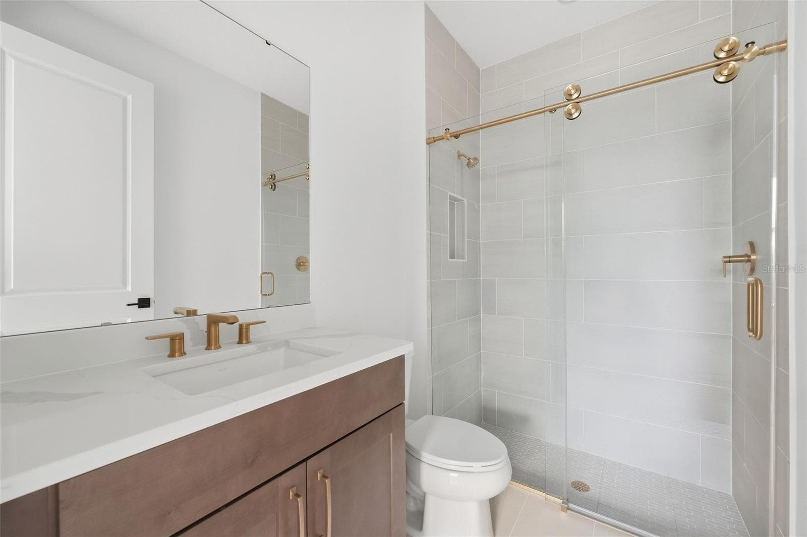 First floor en suite bath - 9297 LUMINARY BLVD, ORLANDO