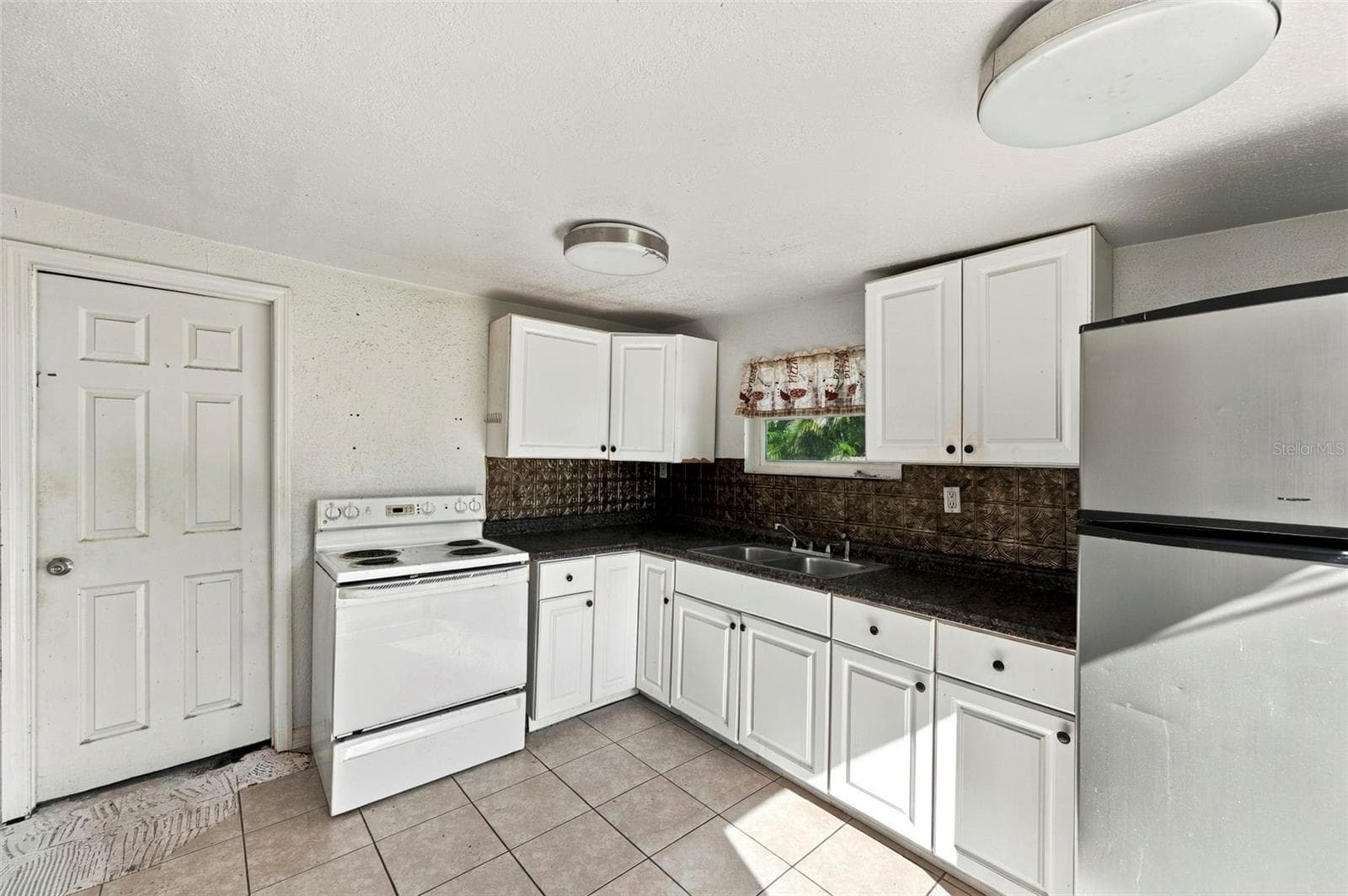 Rear residence – kitchen - 3939 45TH AVE N, ST PETERSBURG