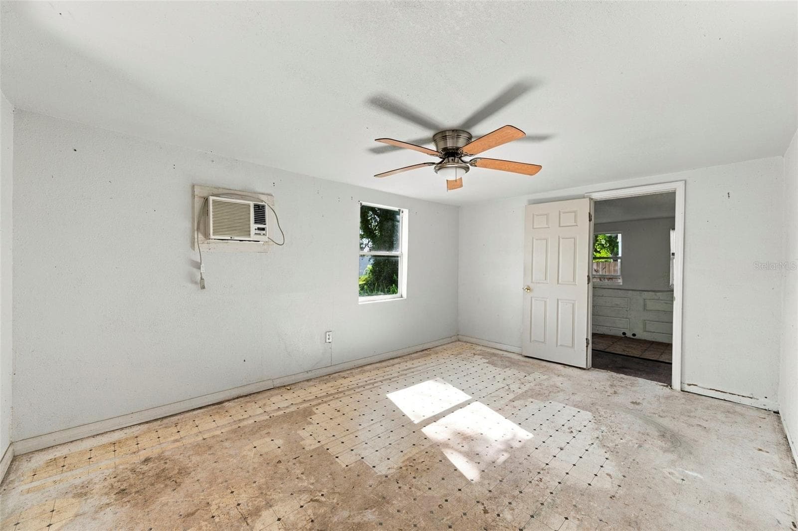 Rear residence – living area - 3939 45TH AVE N, ST PETERSBURG