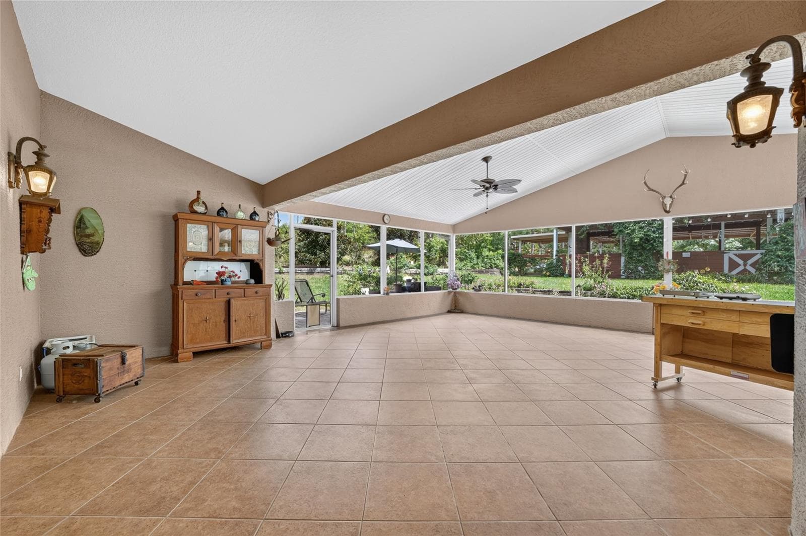 Large Covered Sun Porch - 4295 N BRIDGER DR, BEVERLY HILLS