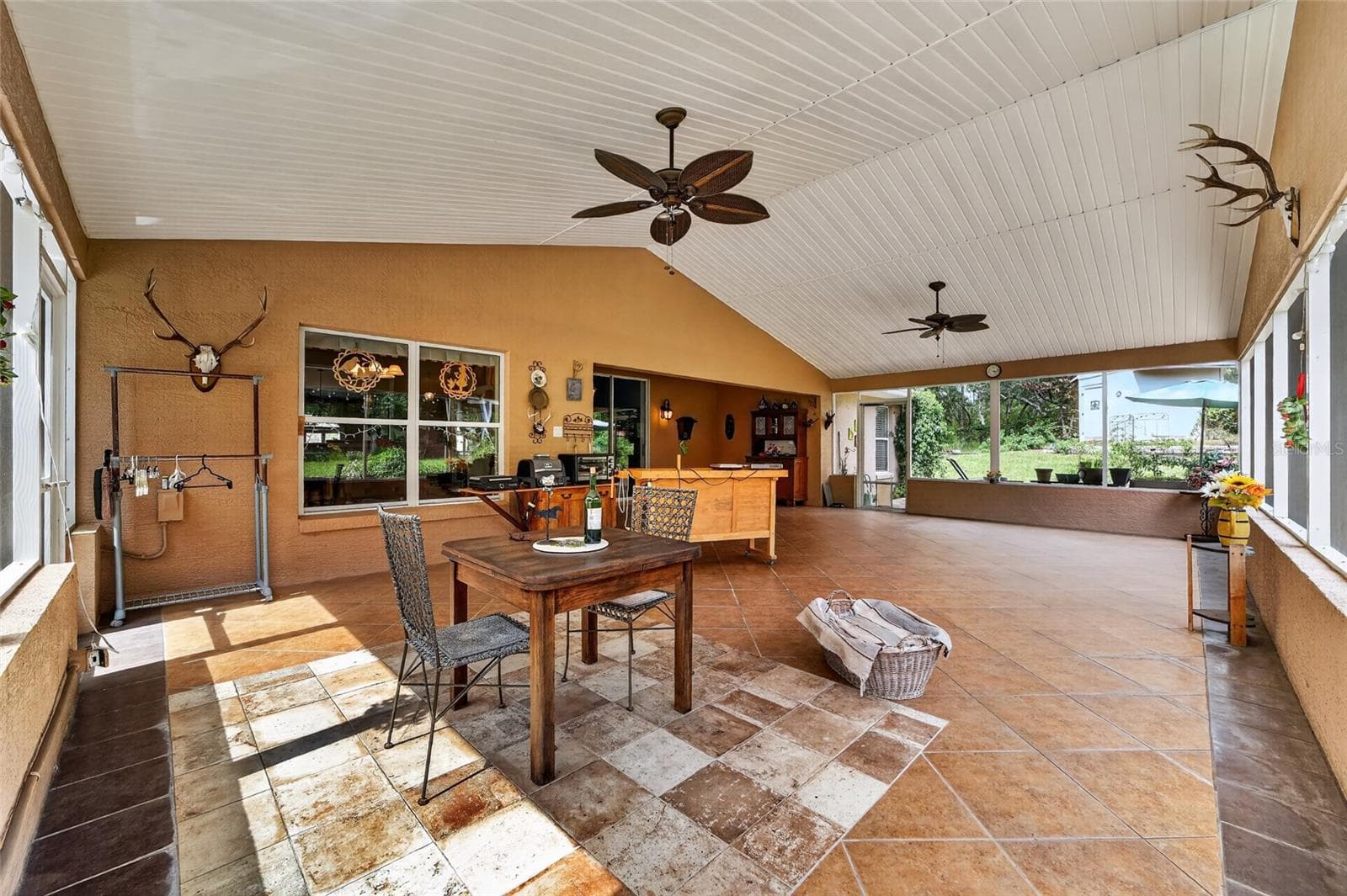Covered Sun Porch - 4295 N BRIDGER DR, BEVERLY HILLS
