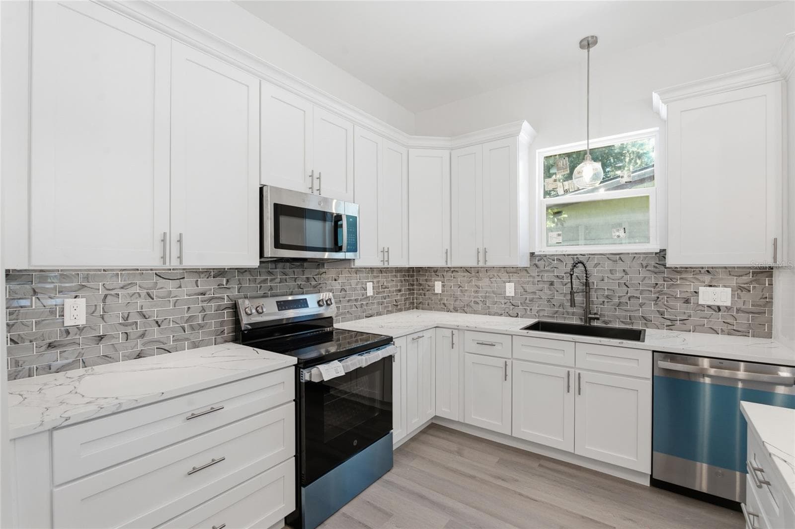 Single Family Residence at 1320 10TH AVE S, ST PETERSBURG, photo 3 of 19