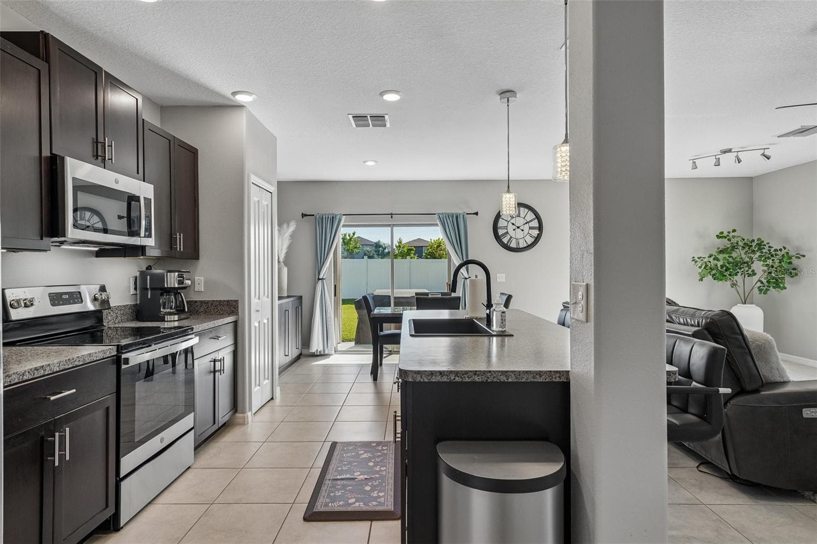 Single Family Residence at 4714 RON EDDIE PL, TAMPA, photo 11 of 58