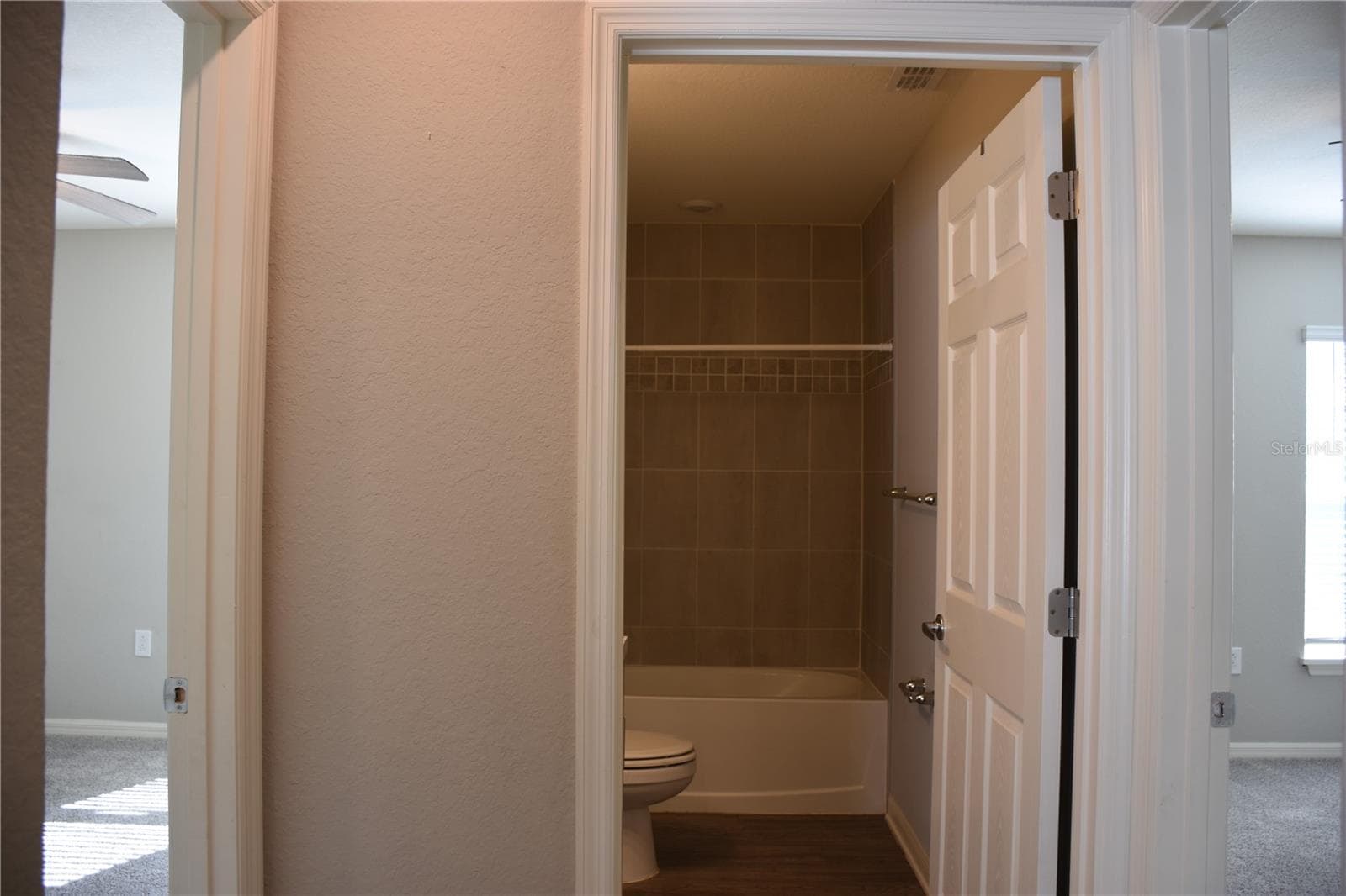 Full Bathroom - 372 CASCARA LN, AUBURNDALE