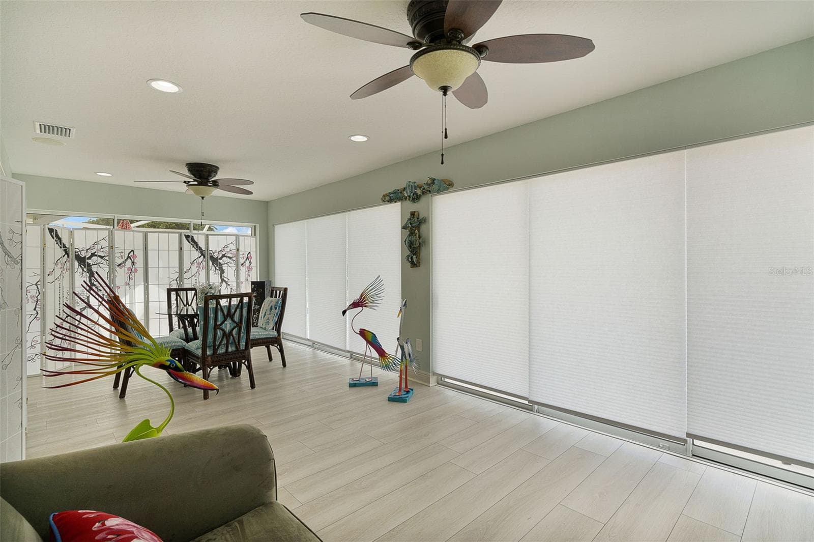 enclosed solarium with privacy screens. can be used as 5th bedroom when a lot of company comes - 1744 GIST CT, THE VILLAGES