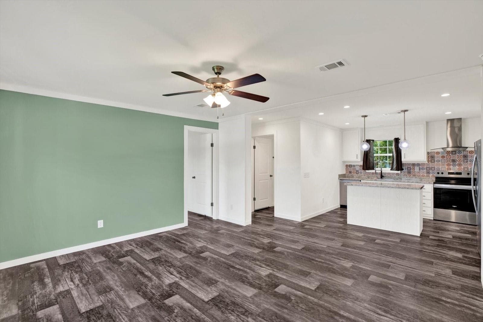 Manufactured Home at 16066 NARROW ST, BROOKSVILLE, photo 2 of 19