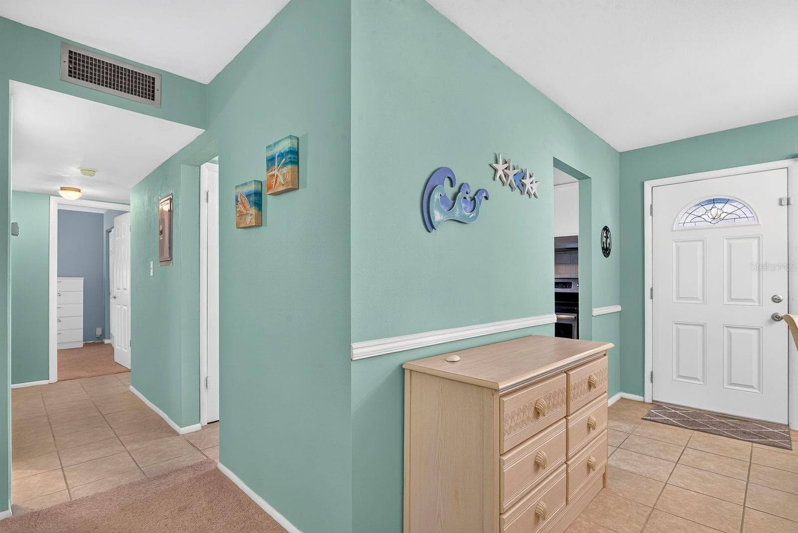 Entry featuring coastal neutral colors and space - 5853 PALM LN #B7, BRADENTON