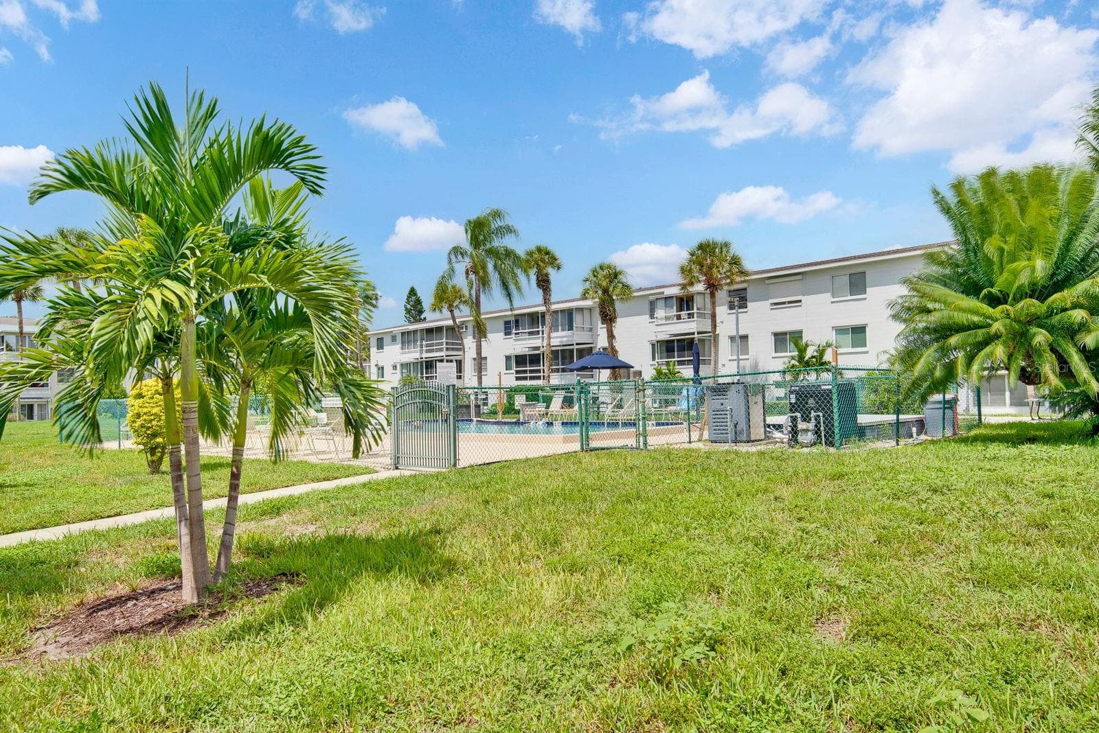 Outdoor area and Pool area - 5853 PALM LN #B7, BRADENTON