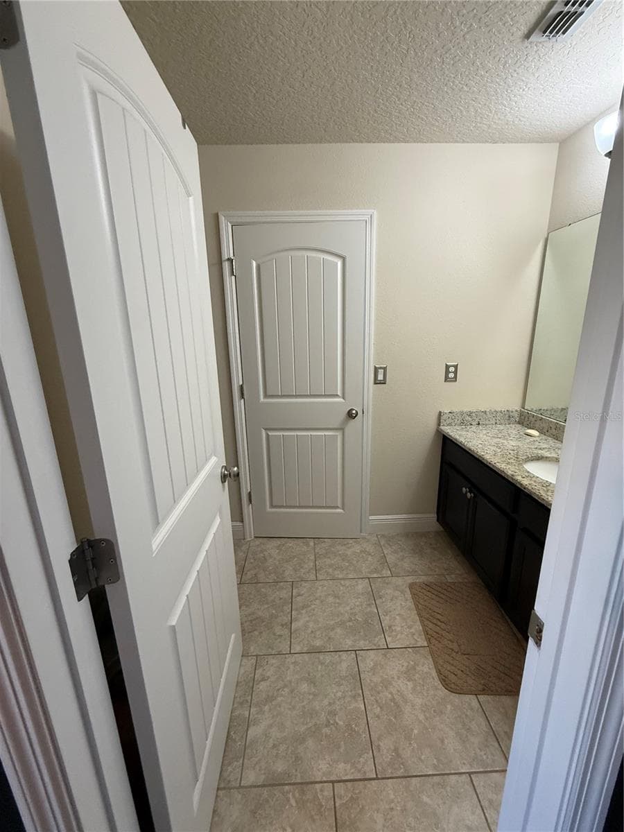 Jack-and-Jill bathroom (2nd floor) - 1340 LAKE BATON DR, DELTONA