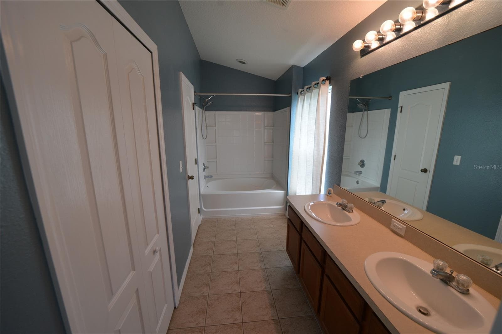 Primary Bathroom - 2328 TANBARK RIDGE PL, PLANT CITY