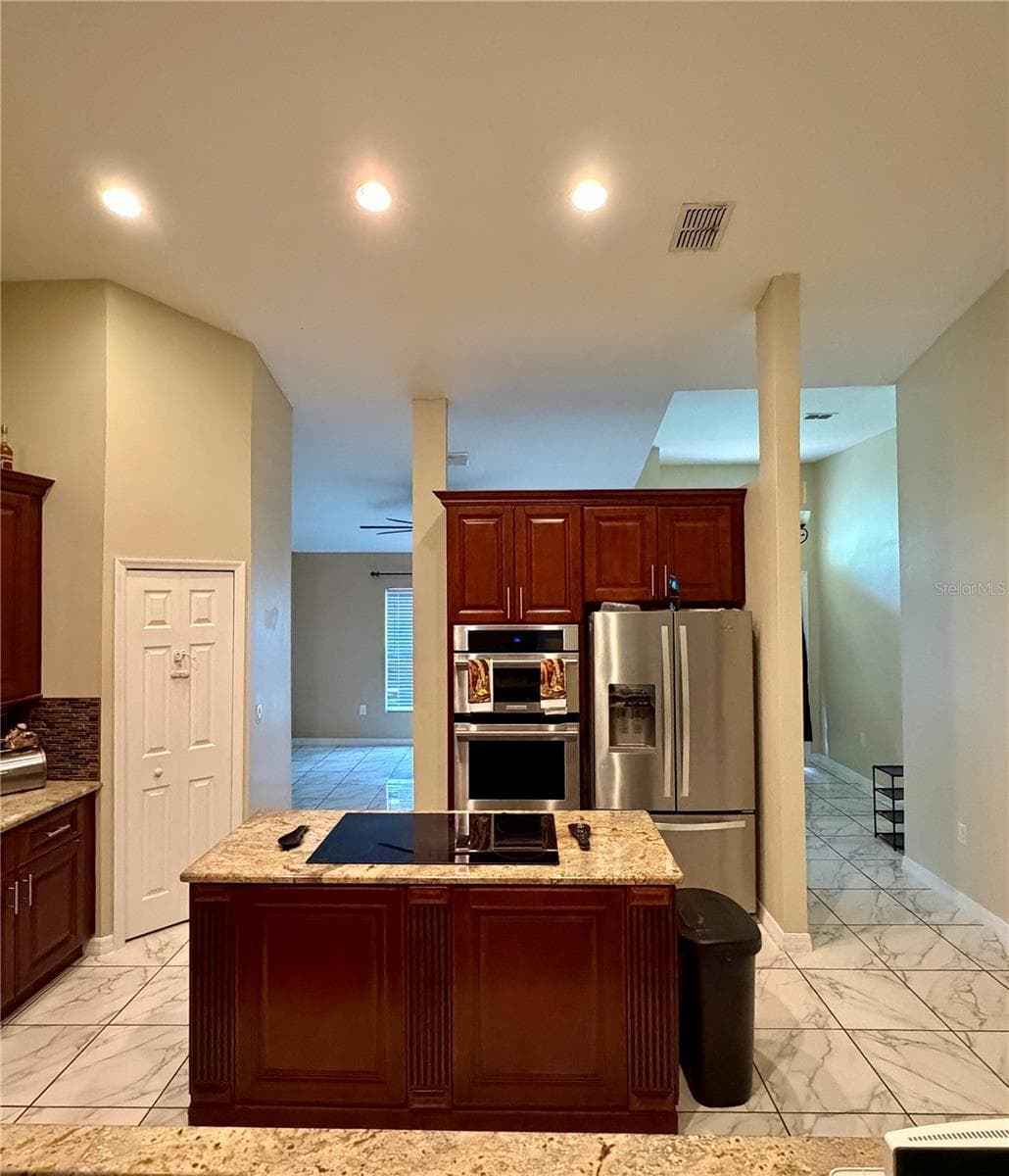 Kitchen with Center Island - 319 MARQUEE DR, KISSIMMEE
