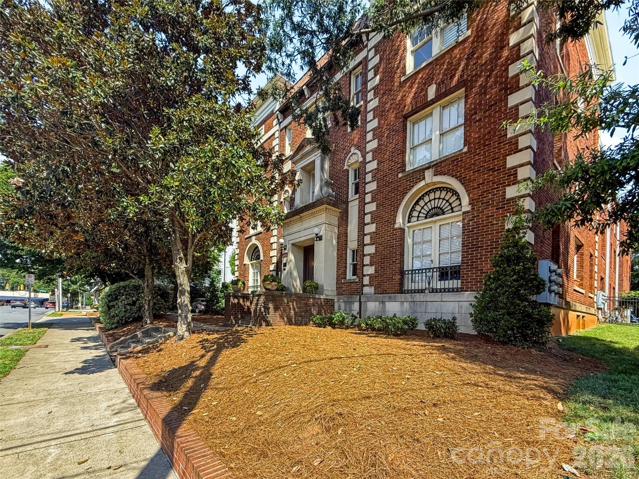 Condominium at 712 Louise Avenue, Charlotte, photo 4 of 34
