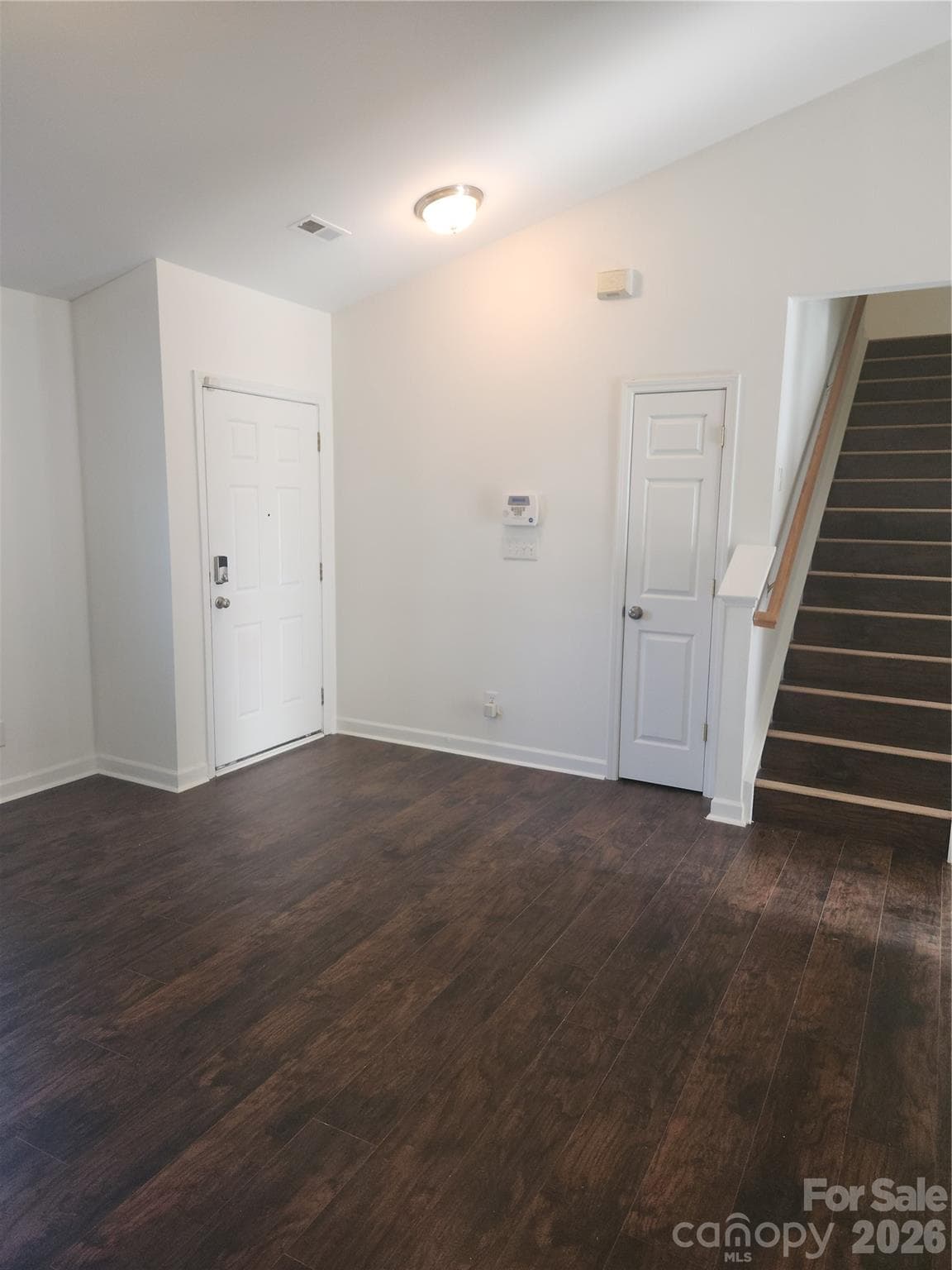 Single Family Residence at 8103 Lamplighter Place, Charlotte, photo 2 of 15