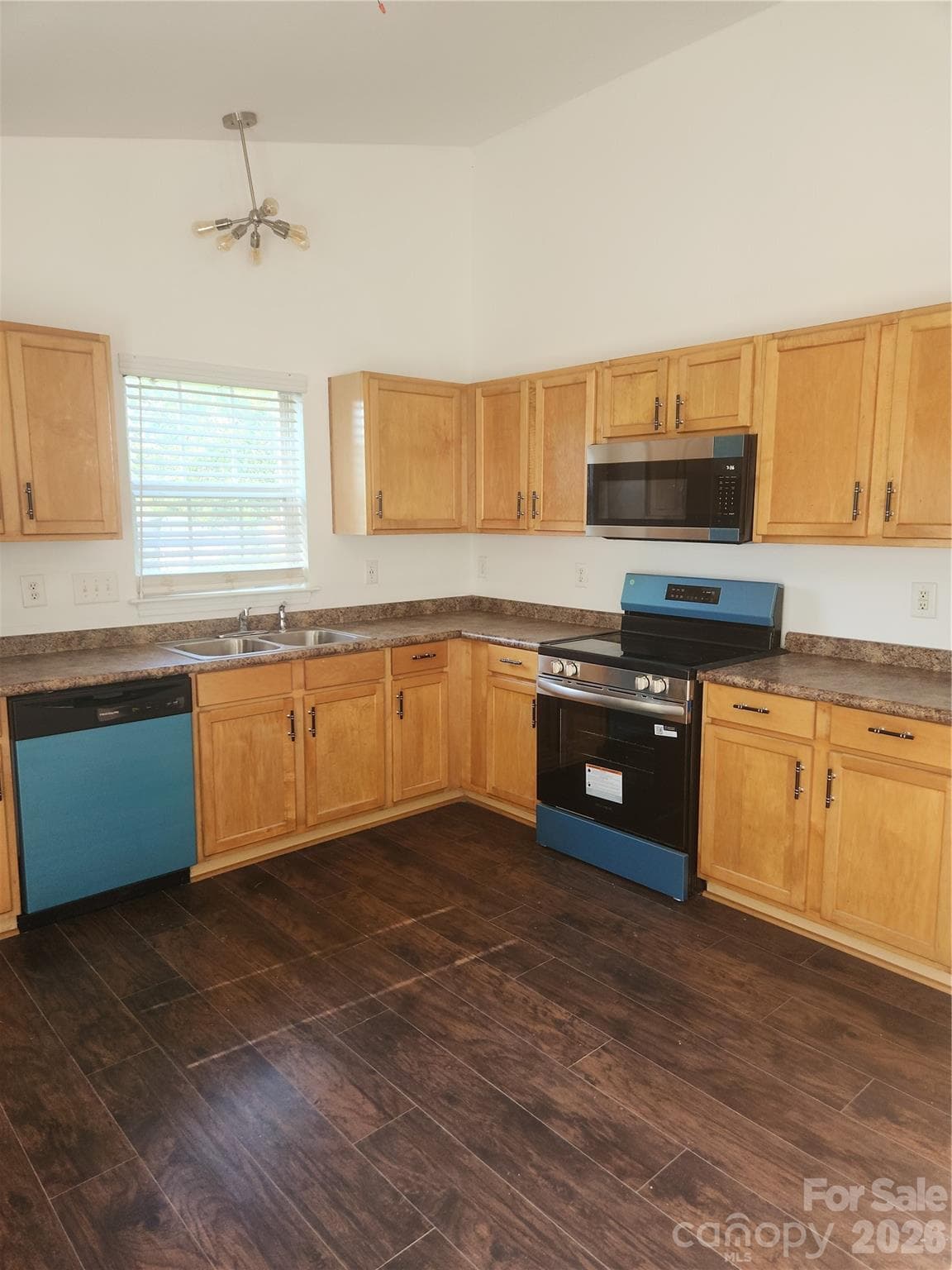 Single Family Residence at 8103 Lamplighter Place, Charlotte, photo 6 of 15