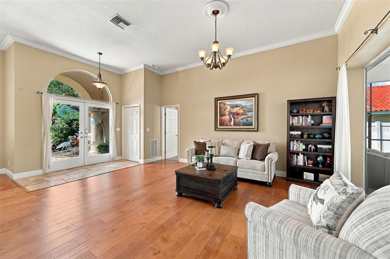 Crown molding & wood flooring - 2966 HILLCREEK CIR S, CLEARWATER