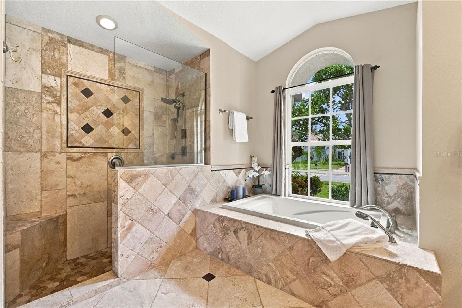 Garden tub - 2966 HILLCREEK CIR S, CLEARWATER