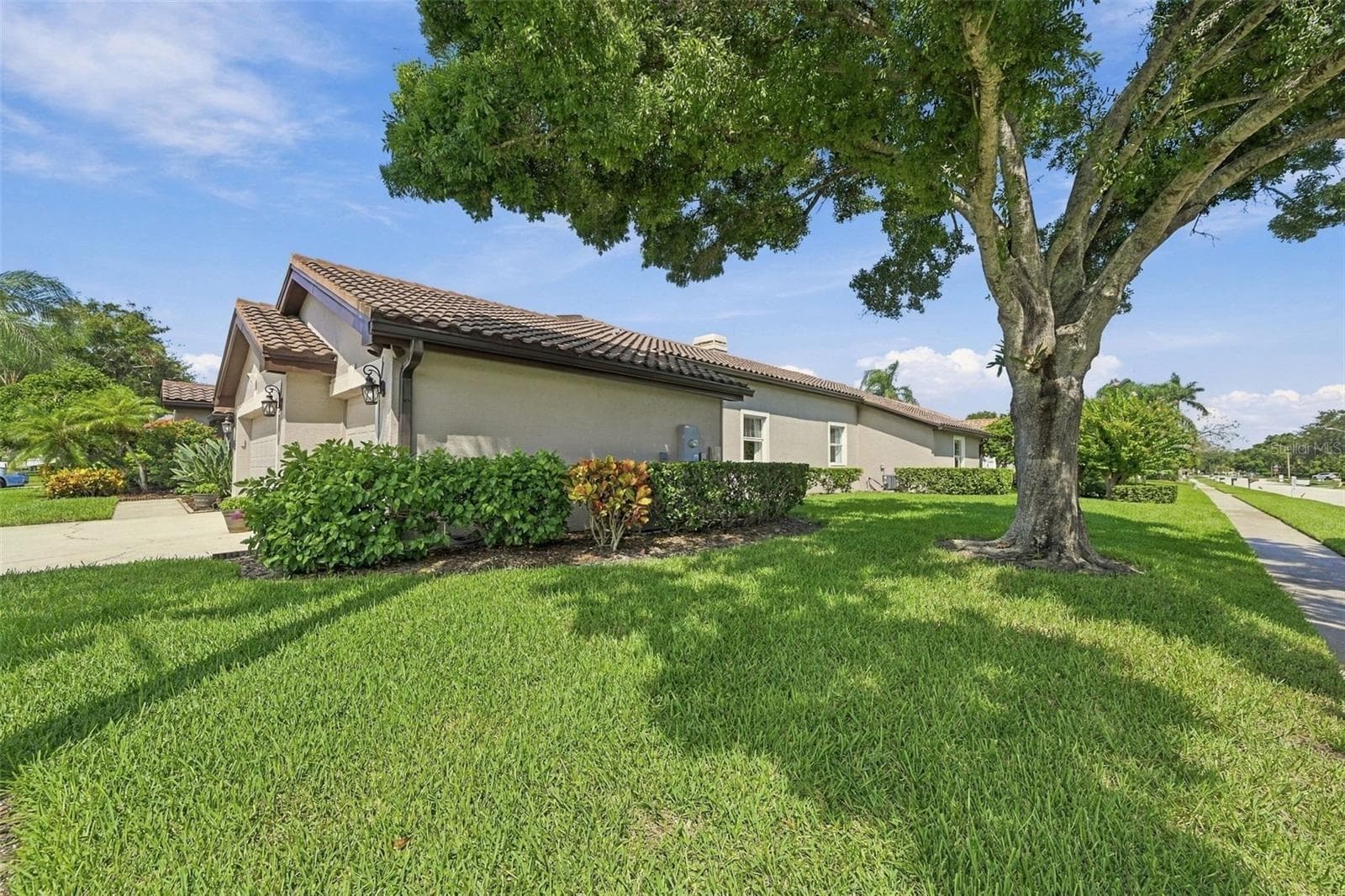Spacious side yard & corner lot - 2966 HILLCREEK CIR S, CLEARWATER