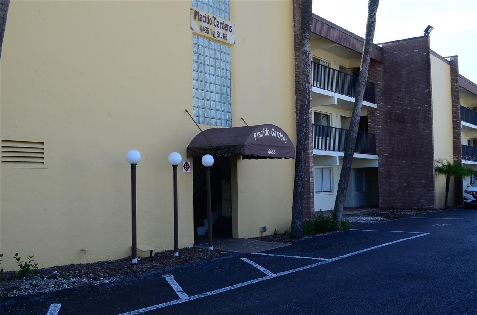 front of the building - 4435 1ST ST NE #111, ST PETERSBURG
