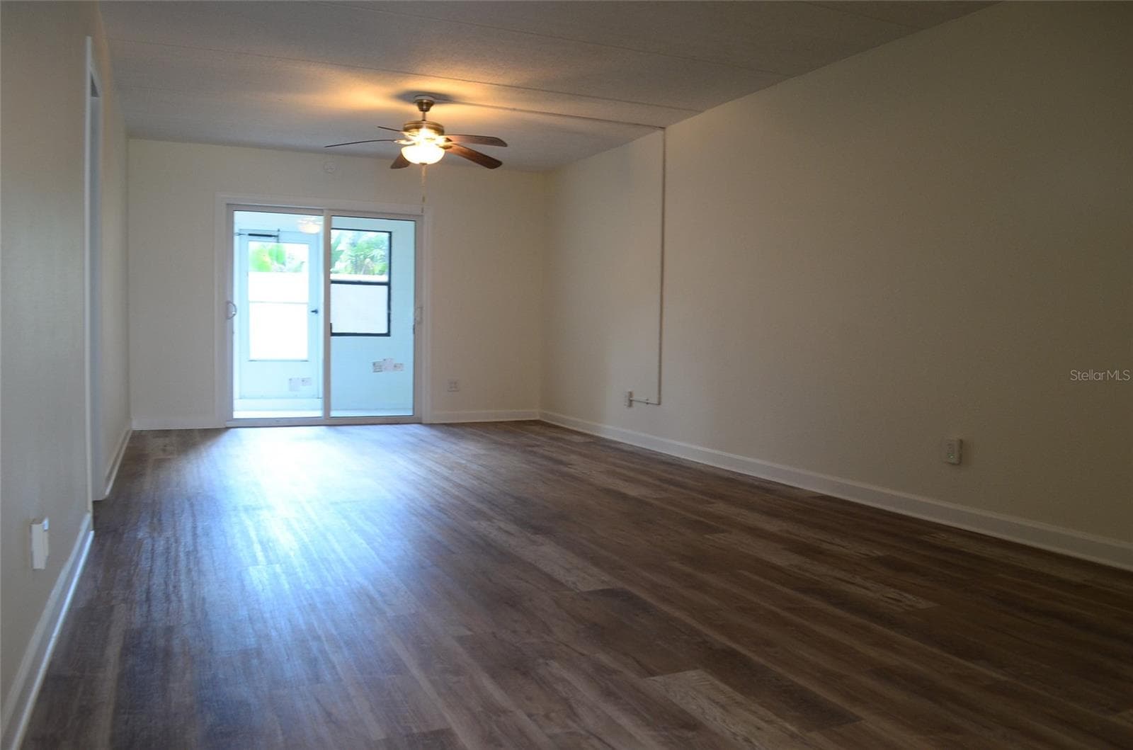 living and dining view - 4435 1ST ST NE #111, ST PETERSBURG